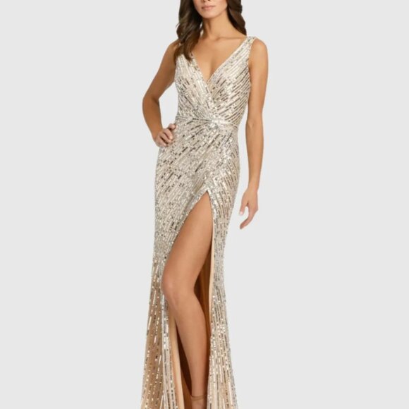Mac DuggalBeige and Silver Sleeveless Diagonal Sequined V-Neck Gown Size 0